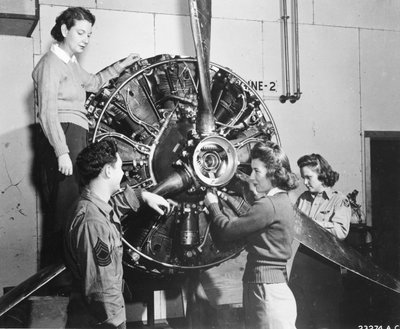 Las avispas aprenden de dónde viene el poder en el motor del B-17 Flying Fortress mientras asisten al entrenamiento de pilotos de B-17 en Lockbourne AAB, trabajando en el mecanismo de la hélice, mientras un jefe de equipo observa, son (de izquierda a derec de Benjamin Baud