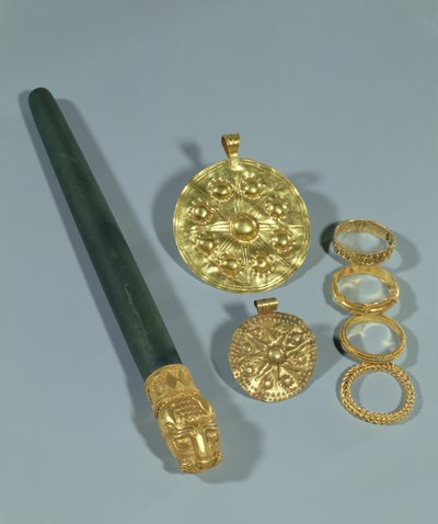 Piedra de afilar y anillos con decoración granulada, Susa, Irán, Período Elamita, c.1150 a.C. (oro) de Unbekannt