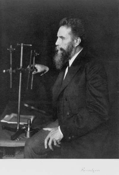 Wilhelm Conrad Roentgen, físico alemán, en su banco de trabajo de Unbekannt