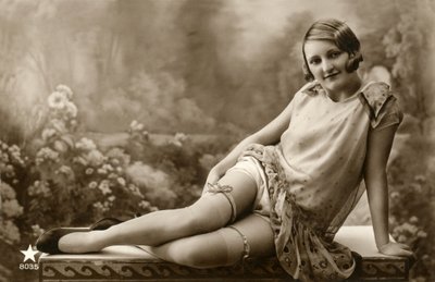 Mujer con vestido claro, c. principios de 1900 (postal) de Alec Hunter