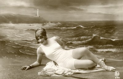 Mujer en traje de baño, c. principios de 1900 (postal) de Alec Hunter