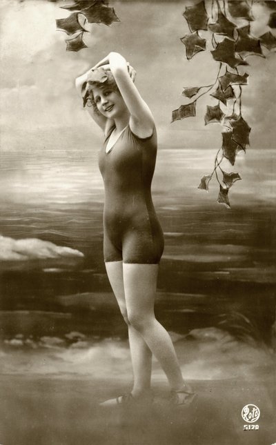 Mujer en traje de baño, c. principios de 1900 (postal) de Alec Hunter