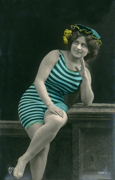 Mujer en traje de baño, c. principios de 1900 (postal) de Alec Hunter
