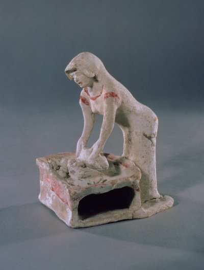 Mujer amasando pan sobre una losa cuadrada, griega, de Aulis, c.500-475 a.C. de Unbekannt