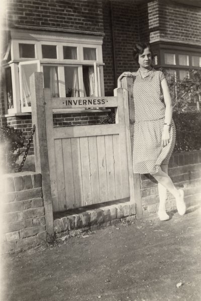 Mujer fuera del Inverness B&B, Broadstairs, Kent, c. 1920s de Unbekannt