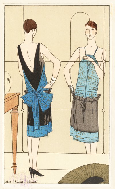 Mujer de pie frente a un espejo admirando su vestido de noche en azul y dorado lamé y terciopelo negro - Litografía con estarcido coloreado a mano de la lujosa revista de moda francesa "Art, Gout, Beaute", 1926. de Unbekannter Künstler