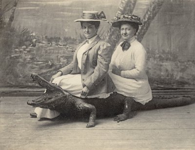 Mujer sentada sobre un caimán disecado, c.1905 (foto b/n) de Unbekannter Künstler