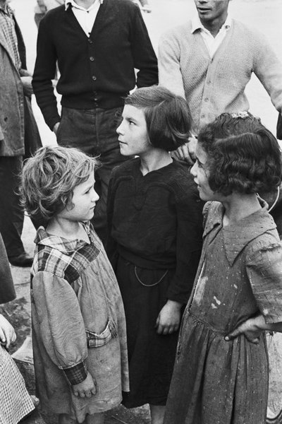 Niñas esperando ser empleadas, Qualiano, Nápoles, Campania, Italia de Unbekannt