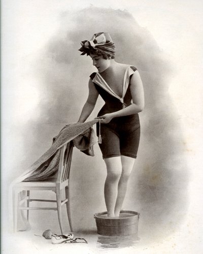 Mujer joven en bañador (de la Belle Epoque) dándose un baño de pies, hacia 1900 (fotografía en b/n) de Unbekannter Künstler