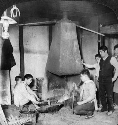 Un herrero japonés en su fragua, Yokohama, Japón, 1904 de Underwood and Underwood