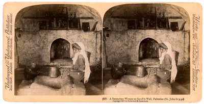 Una mujer samaritana en el pozo de Jacob, Palestina, 1900 de Underwood and Underwood