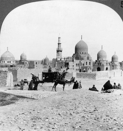 Un barco del desierto pasando tumbas de antiguos gobernantes musulmanes, El Cairo, Egipto, 1905 de Underwood and Underwood