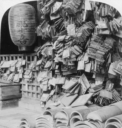 Un paquete de oraciones budistas, China, 1896 de Underwood and Underwood
