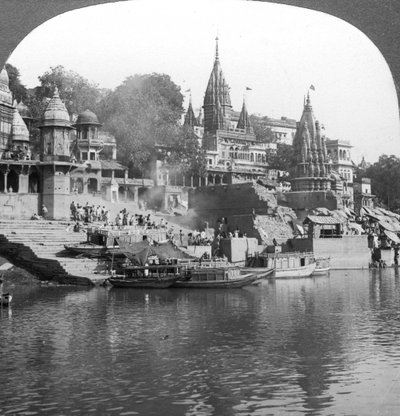 Un ghat en llamas en el Ganges en Benarés Varanasi, India, 1900s de Underwood and Underwood