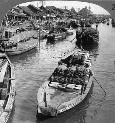 Un canal de carga concurrido en Tokio, Japón, 1904 de Underwood and Underwood