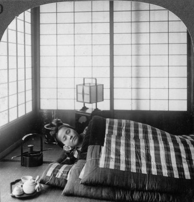 Una geisha durmiendo en una casa de té, Hikone, Japón, 1904 de Underwood and Underwood