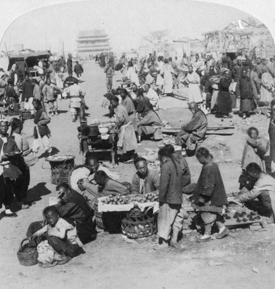 Un mercado en la ciudad norteña tártara, mirando hacia la Torre del Tambor, Pekín, China, 1901 de Underwood and Underwood