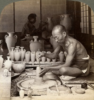 Un alfarero y su rueda, modelando un jarrón de porcelana Awata, obras de Kinkosan, Kioto, Japón, 1904 de Underwood and Underwood