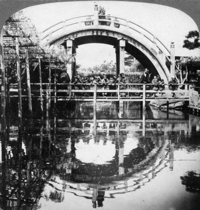 Un puente semicircular en Japón, 1896 de Underwood and Underwood