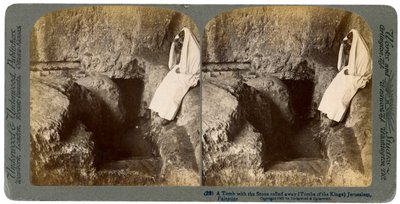 Una tumba con la piedra de entrada removida, Jerusalén, 1901 de Underwood and Underwood
