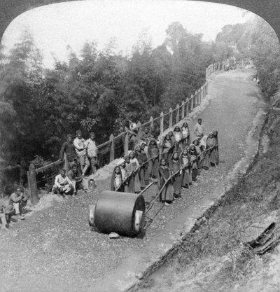 Un equipo de mujeres trabajando en la carretera de Darjeeling, India, 1903 de Underwood and Underwood