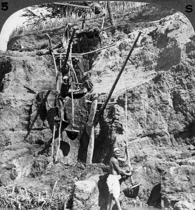Un shaduf egipcio levantando las aguas del Nilo a los campos sedientos, Egipto, 1905 de Underwood and Underwood