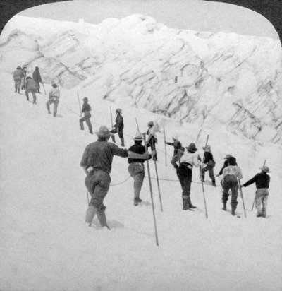 Ascendiendo un campo de nieve empinado, Glaciar Stevens, Monte Rainier, Washington, EE.UU. de Underwood and Underwood