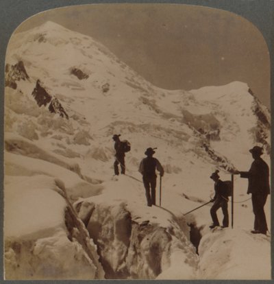 Ascenso al Mont Blanc - cruzando el glaciar Bossons - Grands Mulets en la distancia, Alpes, 1901 de Underwood and Underwood