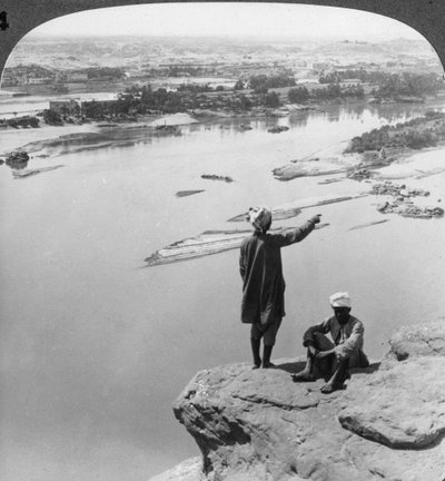 Asuán y la isla de Elefantina vista desde los acantilados occidentales, Egipto, 1905 de Underwood and Underwood