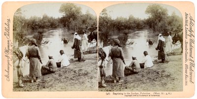 Bautismo en el río Jordán, Palestina, 1896 de Underwood and Underwood