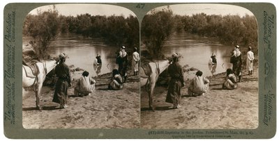 Bautismo en el río Jordán, Palestina, 1903 de Underwood and Underwood