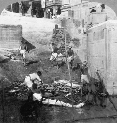 Bañando y quemando a los muertos hindúes, Benarés Varanasi, India de Underwood and Underwood