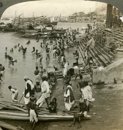 Bañándose en un ghat en el Ganges, Calcuta, India, c. 1900s de Underwood and Underwood