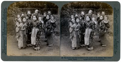 Hermanas mayores y hermanos menores en la Tierra del Sol Naciente, Yokohama, Japón, 1904 de Underwood and Underwood