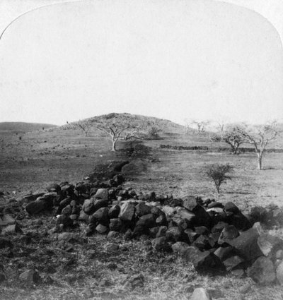 Trincheras bóer y cresta de Harts Hill, escena de la famosa carga de la Brigada Irlandesa, Colenso, 1901 de Underwood and Underwood