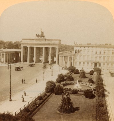 Puerta de Brandeburgo, Unter den Linden, Berlín, Alemania de Underwood and Underwood