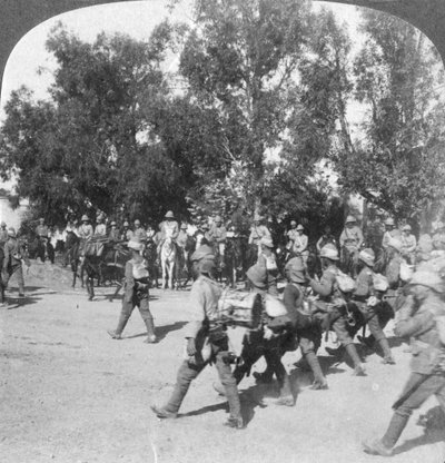 Comandantes británicos revisando tropas entrando en Kroonstadt, Sudáfrica, Guerra Bóer, 1901 de Underwood and Underwood