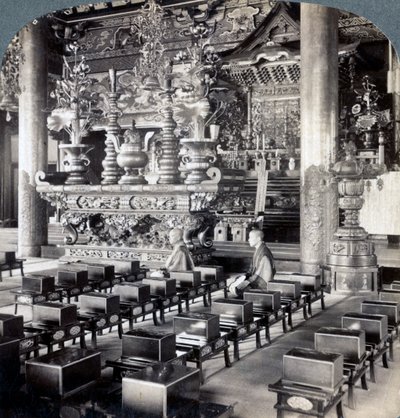 Sacerdotes budistas en el Templo Ikegami, Omori, Japón de Underwood and Underwood