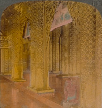 Interior del templo budista con decoraciones costosas en oro y colores, Moulmein, Birmania, 1907 de Underwood and Underwood