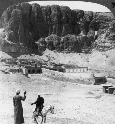 Enterrado por siglos - terrazas con columnas del templo en Der-el-Bahri, Tebas, Egipto de Underwood and Underwood