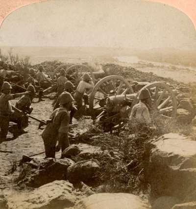 Artillería de la guarnición del Cabo haciendo calor para los bóers al otro lado del río Modder, Sudáfrica, 1900 de Underwood and Underwood