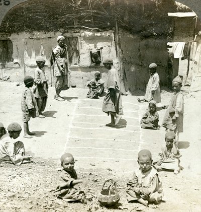 Niños jugando a la rayuela, Cachemira, India, c. 1900s de Underwood and Underwood