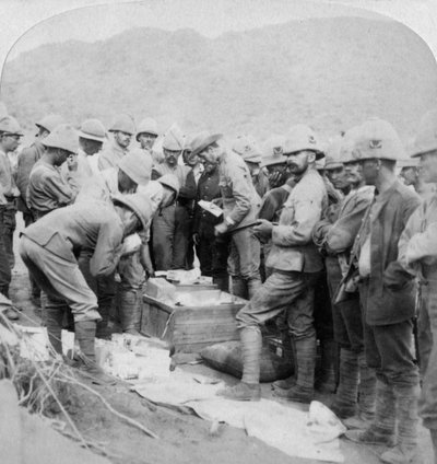 Regalos de Navidad desde casa, para las tropas con Methuen en el río Modder, Sudáfrica, 1900 de Underwood and Underwood
