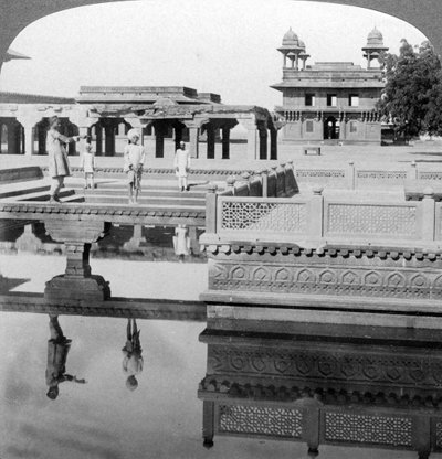 Corte del palacio de los emperadores mogoles, Fatehpur Sikri, India de Underwood and Underwood