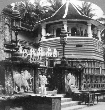 Dalada Maligawa, Palacio del Diente de Buda, Kandy, Sri Lanka, 1902 de Underwood and Underwood