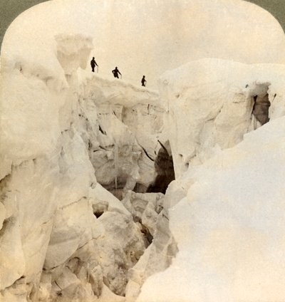 Descenso del Mont Blanc - enormes grietas cerca de la cumbre, Alpes, 1901 de Underwood and Underwood