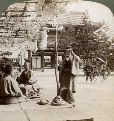 Racimos caídos de glicinas sobre el porche de una casa de té, Kioto, Japón, 1904 de Underwood and Underwood
