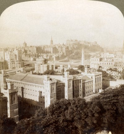 Edimburgo, desde Calton Hill, S.O. hasta el castillo, sobre el antiguo cementerio, Escocia, 1902 de Underwood and Underwood