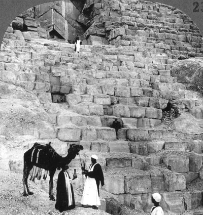 Entrada a la Gran Pirámide de Giza, Egipto, 1905 de Underwood and Underwood