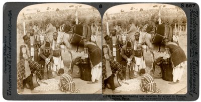Expertos comprando capullos de seda, para exportar a Francia, Antioquía, Siria, 1900s de Underwood and Underwood